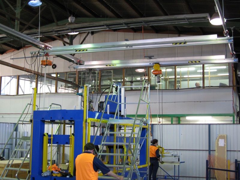 Overhead gantry crane to lift foam panels