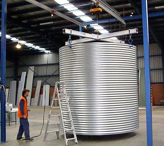 Monorail aluminium crane to manufacture steel tanks